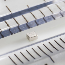 Neodymový magnet kvádr 1,5x1,2x0,8 N 80 °C, VMM4-N35