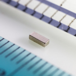 Neodymový magnet kvádr 3x1,2x0,8 N 80 °C, VMM4-N35