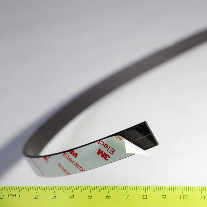 Magnetický pásek se silnou samolepicí vrstvou 15x2 mm