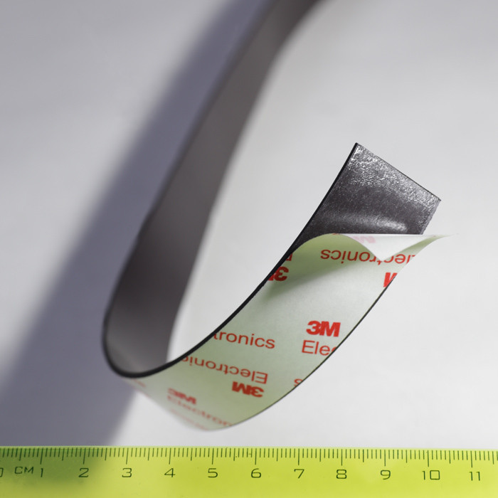 Magnetický pásek se silnou samolepicí vrstvou 25x1,6 mm