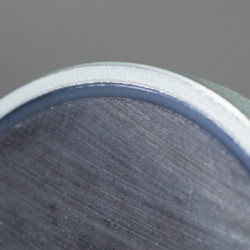 Magnetická čočka pr. 16, výška 4,5 mm, vnitřní díra pro šroub se zápustnou hlavou pr. 3,5 mm