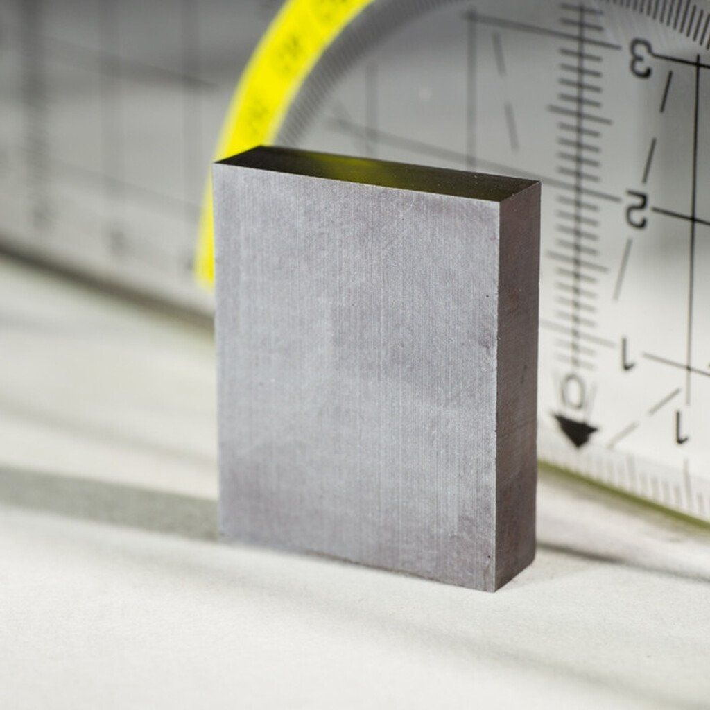 Feritový magnet hranol 25x20x6 mm pro základní použití a pokusy