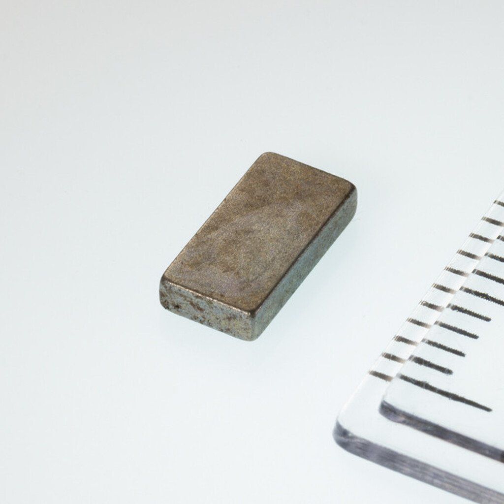 Neodymový magnet kvádr 8x4x1,6 mm pro testování kovových materiálů