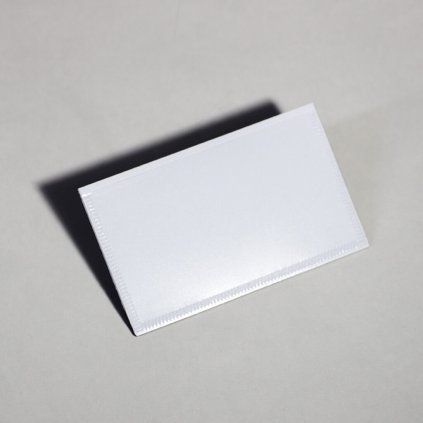 Bílá magnetická kapsa na vizitku o celkovém rozměru 98 × 64 mm