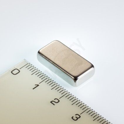 Poniklovaný neodymový kvádr o rozměru 20 × 10 × 5 mm