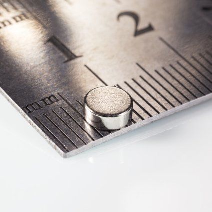 Malý poniklovaný neodymový válcový magnet o rozměru 5 × 2 mm