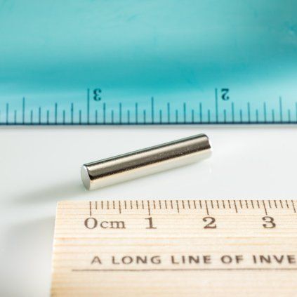 Poniklovaný neodymový tyčový magnet o průměru 5 mm a délce 25 mm