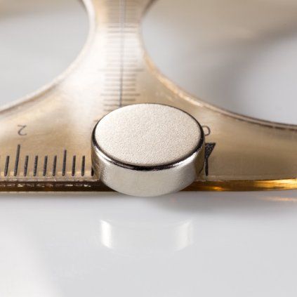 Poniklovaný neodymový válcový magnet o průměru 12 mm a výšce 4 mm