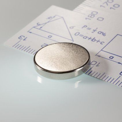 Plochý neodymový válcový magnet o průměru 18 mm a výšce 3 mm pro fyzikální pokusy