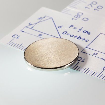 Plochý poniklovaný neodymový magnet o průměru 20 mm a výšce 1,5 mm