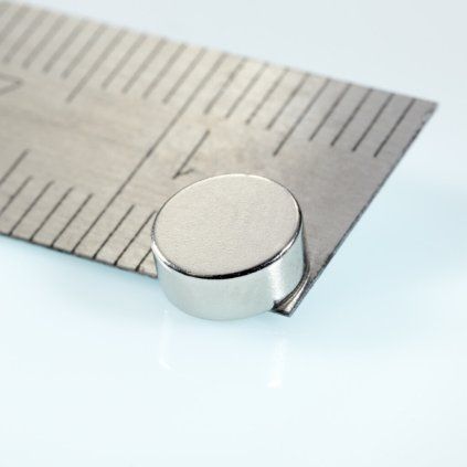 Diametrálně magnetovaný neodymový válec o průměru 6 mm a výšce 2,5 mm