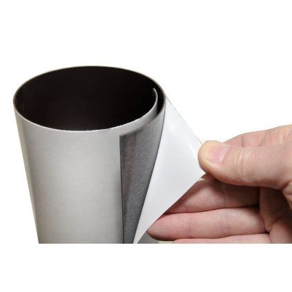 Černá samolepicí magnetická fólie o tloušťce 0,5 mm a šířce 0,62 metru