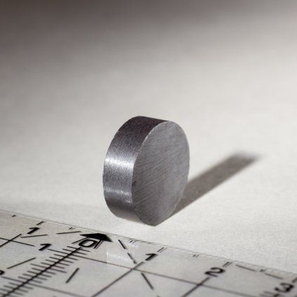 Anizotropní feritový válcový magnet o průměru 15 mm a výšce 5 mm