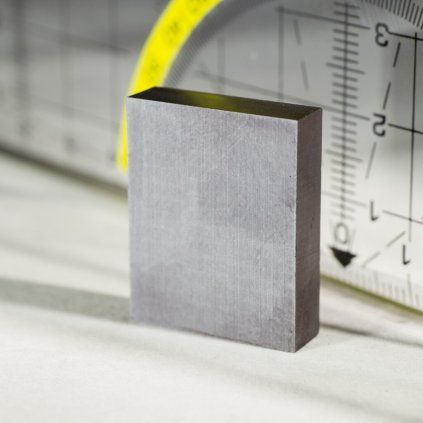 Anizotropní feritový magnet ve tvaru kvádru o rozměru 25 × 20 × 6 mm