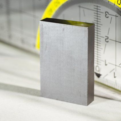 Anizotropní feritový kvádrový magnet označený rozměrem 30 × 20 × 6 mm