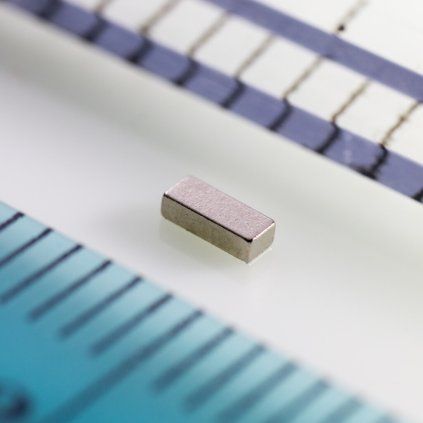 Miniaturní poniklovaný neodymový kvádr o rozměru 3 × 1,2 × 0,8 mm