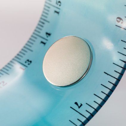 Tenký poniklovaný neodymový válcový magnet o průměru 15 mm a výšce 1 mm