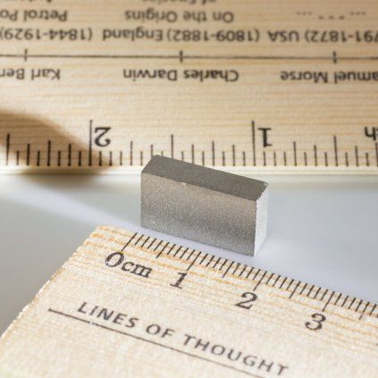 Samariový magnetický kvádr o rozměru 18 × 10 × 5 mm s odolností do 300 °C