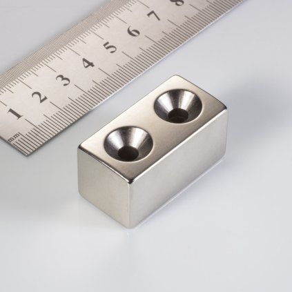 Atypický neodymový magnet 40 × 20 × 20 mm se dvěma otvory pro zápustné šrouby