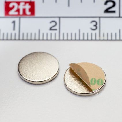Sada dvou samolepicích neodymových magnetů o průměru 10 mm a výšce 1 mm