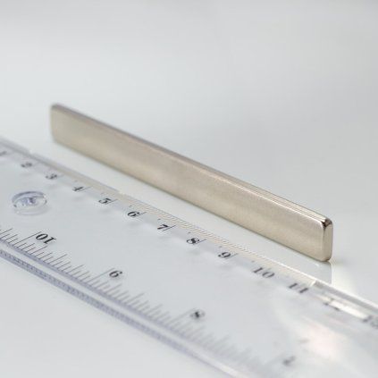 Dlouhý poniklovaný neodymový kvádr o rozměru 100 × 10 × 3 mm