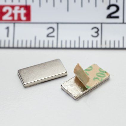 Sada dvou opačně orientovaných samolepicích neodymových magnetů 10 × 5 × 1 mm