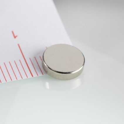 Poniklovaný neodymový válcový magnet o průměru 8 mm a výšce 2 mm