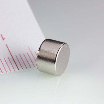 Poniklovaný neodymový magnet o průměru 8 mm a výšce 5 mm v jakosti N45