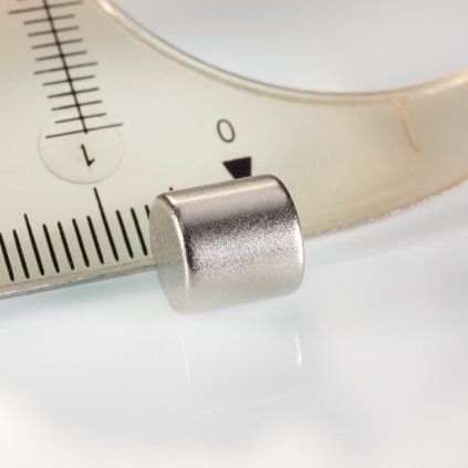 Poniklovaný neodymový válcový magnet o průměru a výšce 8 mm