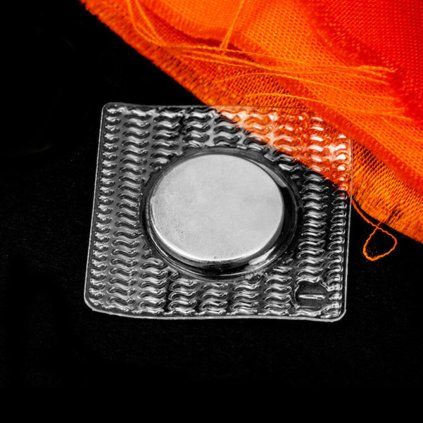 Přišívací neodymový magnet průměr 18 × 2 mm ve čtvercovém PVC krytu