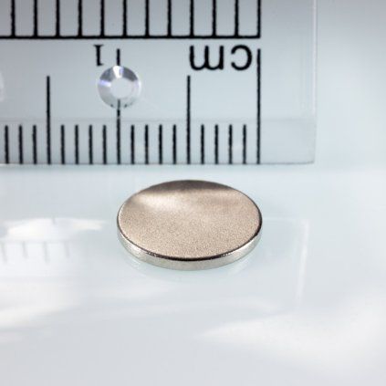 Poniklovaný neodymový válcový magnet o průměru 10 mm a výšce 1,5 mm