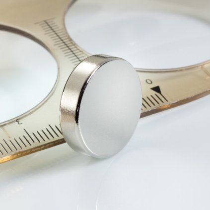 Poniklovaný neodymový válcový magnet o průměru 20 mm a výšce 5 mm