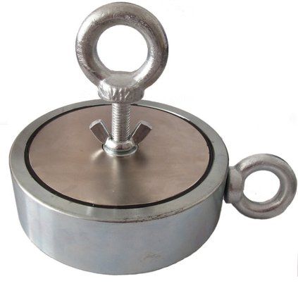 Velký oboustranný fishing magnet o průměru 135 mm a udávané síle dvě krát 1 100 kg