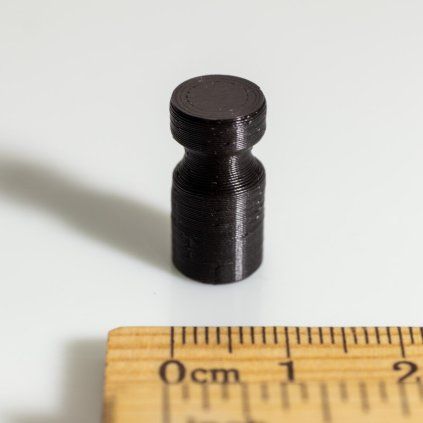 Malý černý kuželový neodymový magnet v plastovém pouzdře na tabuli