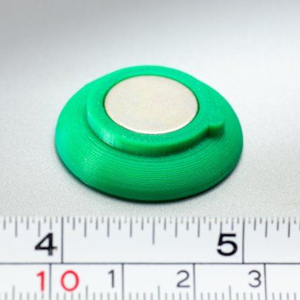 Velký zelený neodymový magnet v plastovém pouzdře na magnetickou tabuli