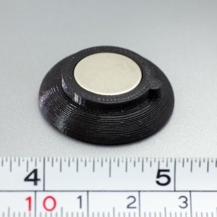 Velmi silný černý neodymový magnet v plastovém pouzdře pro magnetické tabule