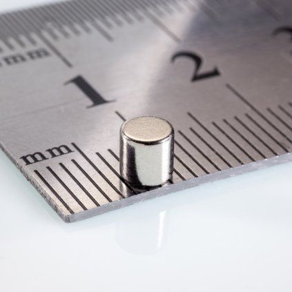 Neodymový magnet válec 4 × 4 mm N40EH s teplotní odolností 200 °C