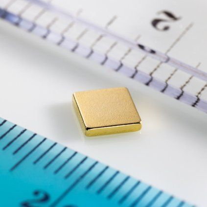 Pozlacený neodymový kvádr o rozměru 5 × 5 × 1 mm