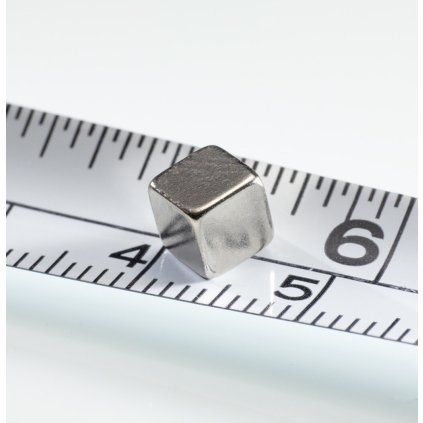 Poniklovaná neodymová magnetická kostka o rozměru 5 × 5 × 5 mm