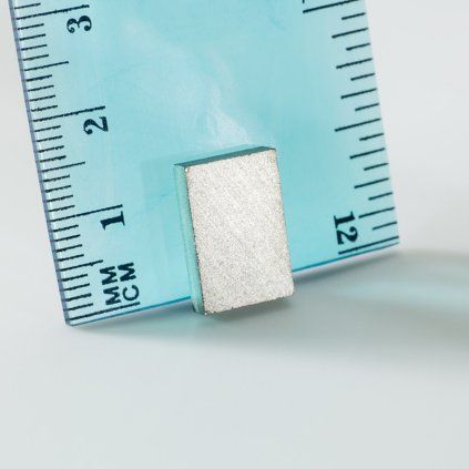 Samariový permanentní magnet ve tvaru kvádru o rozměru 15 × 10 × 3 mm